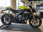 スピードトリプル1200RX ブラックカスタムパーツ多数