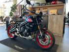 トライデント660 トリビュート黒 社外品コンフォートシート 社外品ニーパッドタンクパッド エンジンガード スライダー ETC