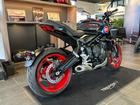 トライデント660 トリビュート黒 社外品コンフォートシート 社外品ニーパッドタンクパッド エンジンガード スライダー ETC
