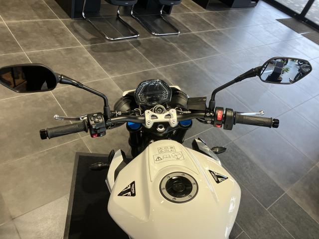 ストリートトリプル765R クリスタルホワイト