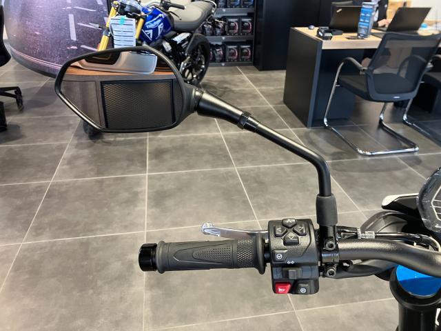 ストリートトリプル765R クリスタルホワイト