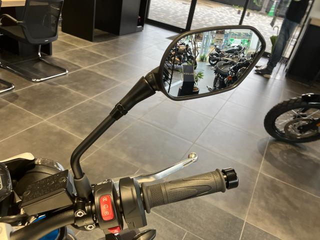 ストリートトリプル765R クリスタルホワイト