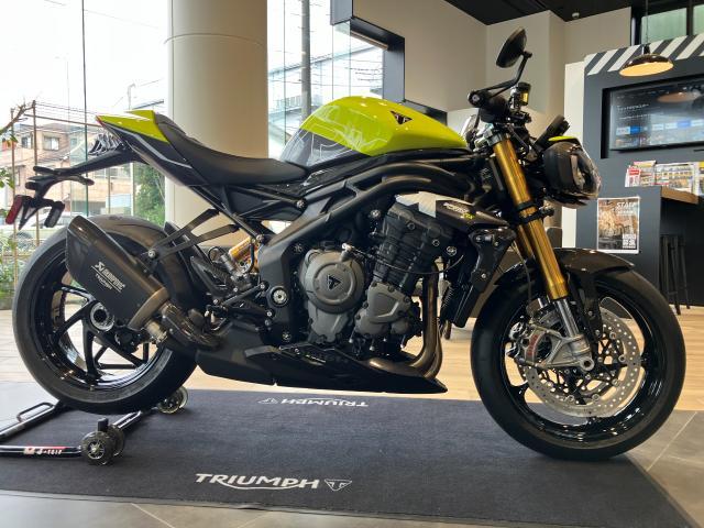 スピードトリプル1200RX ブラックカスタムパーツ多数