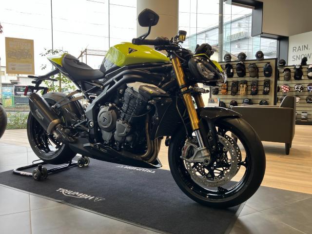 スピードトリプル1200RX ブラックカスタムパーツ多数