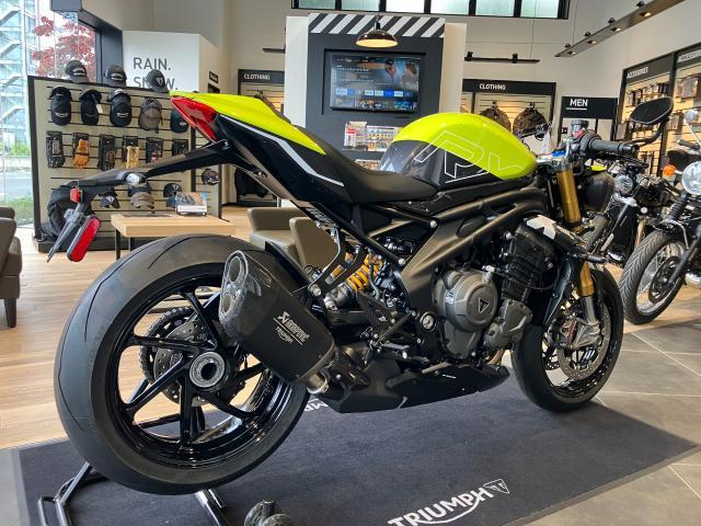 スピードトリプル1200RX ブラックカスタムパーツ多数