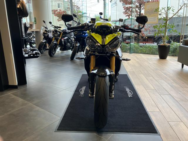 スピードトリプル1200RX ブラックカスタムパーツ多数