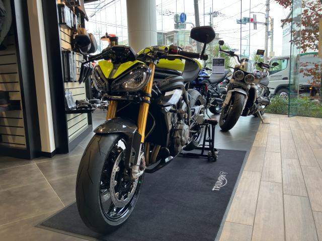 スピードトリプル1200RX ブラックカスタムパーツ多数