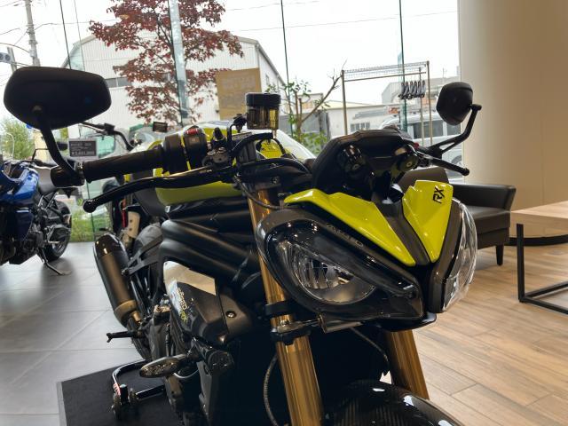 スピードトリプル1200RX ブラックカスタムパーツ多数