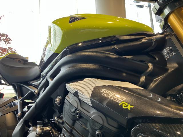 スピードトリプル1200RX ブラックカスタムパーツ多数