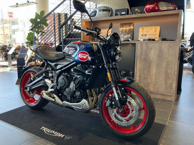 トライデント660 トリビュート黒 社外品コンフォートシート 社外品ニーパッドタンクパッド エンジンガード スライダー ETC