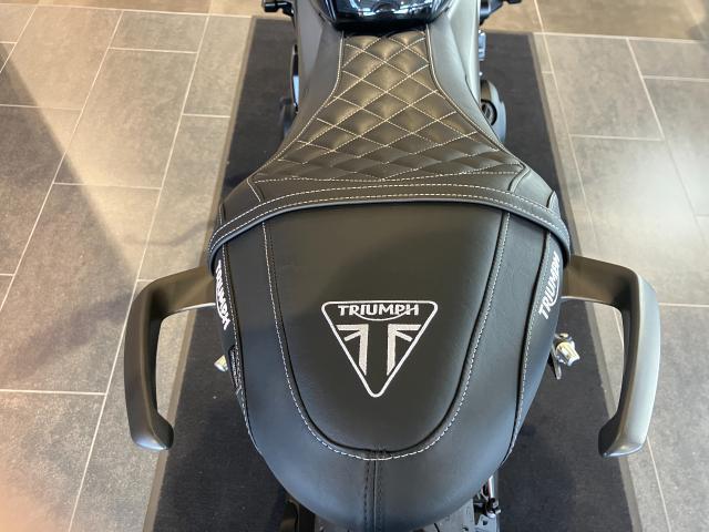 トライデント660 トリビュート黒 社外品コンフォートシート 社外品ニーパッドタンクパッド エンジンガード スライダー ETC