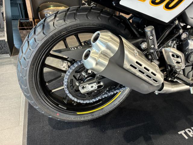 トラッカー400 フライスクリーン LEDヘッドライト USB電源 ABS ピレリ製 MT60 RSタイヤ