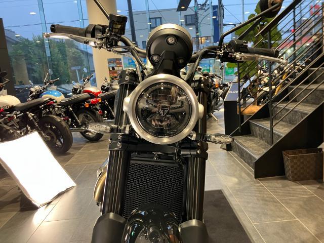 スクランブラー1200X マットカーキ lEDヘッドライト スポークホイール モード切替 デジタルメーター グラブレール