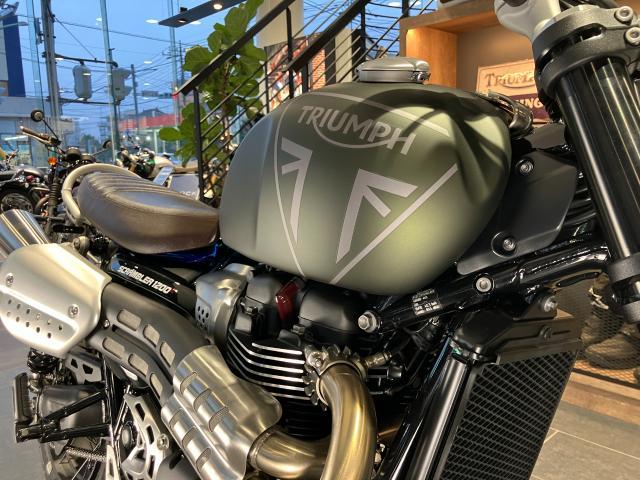 スクランブラー1200X マットカーキ lEDヘッドライト スポークホイール モード切替 デジタルメーター グラブレール