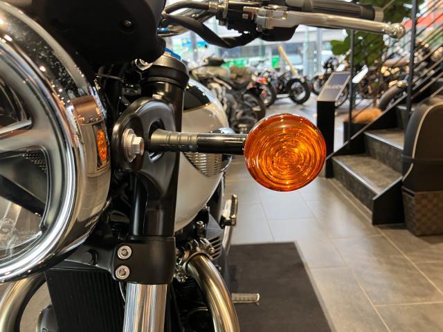 ボンネビルT100 2026年モデル LEDヘッドライト ABS USB電源 ニーパット 樽型ハンドルグリップ T120純正シート