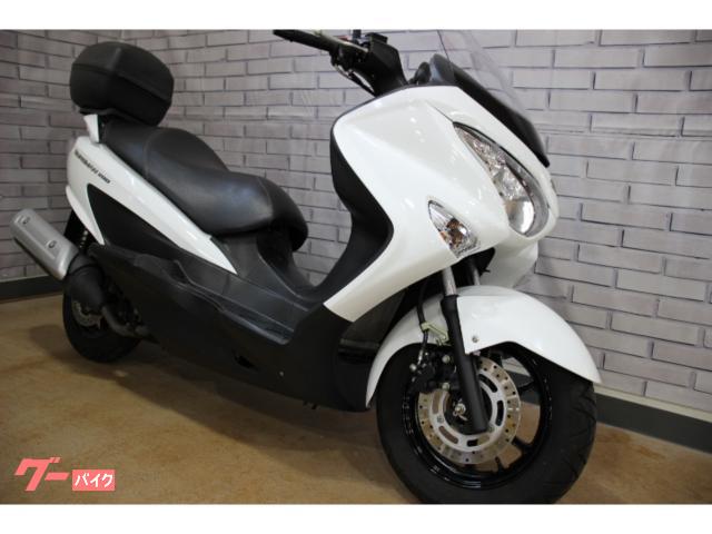 スズキ　バーグマン150　中古実動車　バッテリー新品済み　タイヤ後輪新品同様　大型リアBOX付き　ナンバー登録書類有 スズキ バーグマン200 リアボックス装備｜バイク館武蔵野店｜新車