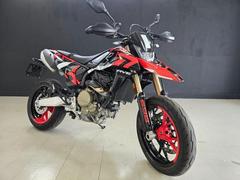 ＤＵＣＡＴＩ　ハイパーモタード６９８モノ　ＲＶＥ　モノ　ＲＶＥ　デスモドロミックＤＯＨＣ４バルブ単気筒エンジン　ボッシュ製コーナリングＡＢＳ