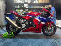 ホンダ　ＣＢＲ１０００ＲＲ−Ｒ　ＦＩＲＥＢＬＡＤＥ　ＳＰ　前後オーリンズサスペンション　前後ブレンボキャリパー　アクラポビッチマフラー