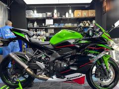 カワサキ　Ｎｉｎｊａ　ＺＸ−２５Ｒ　ＥＴＣ　アクラポビッチマフラー　社外マスターシリンダーキャップ　　バーエンド　マルチクランプバー