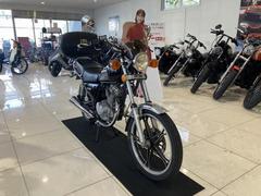 スズキ　ＧＮ１２５Ｈ　１５７ＦＭＩ−３　４ストロークエンジン　キャブレター　サイドスタンド　リヤキャリア　リアボックス　メッキフェンダー