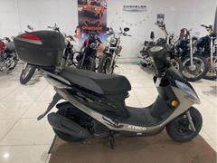 ＫＹＭＣＯ　ＧＰ１２５　４ストロークエンジン　フューエルインジェクション　樹脂コーティング　サイドスタンド　リアキャリア　リアボックス