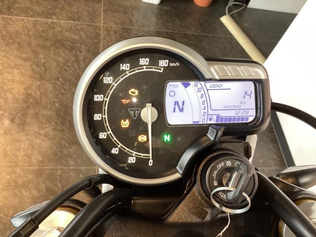 スピード400 2026年 認定中古車 カーニバルレッド／ストームグレー