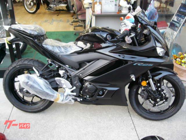 ヤマハYZF-R25整備でオイル交換してます。頭文字Y犬くん〜〜でもってまた特選中古車のYZF-R125 50thanniversaryを買っ ...