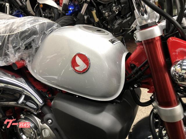 ホンダ純正モンキー125バイクタンク シルバー/レッド ホンダ モンキー125 2026年5速モデル ミレニアムレッド ABS