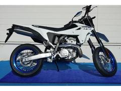 スズキ　ＤＲ−Ｚ４ＳＭ　２０２６年ＮＥＷモデル　ソリッドスペシャルホワイトＮＯ２　ＡＢＳ標準装備