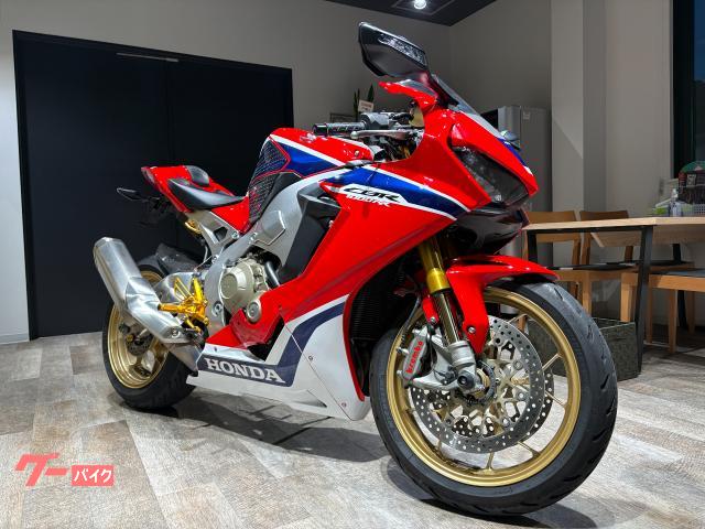 ＣＢＲ１０００ＲＲ　ＳＰ　前後オーリンズサスペンション　Ｆブレンボキャリパー　バックステップ　ＵＳＢ２個　ＥＴＣ　フェンダーレス