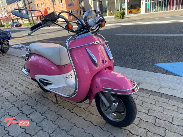 ホンダのジョーカー50cc　蛍光ピンク　眩しいくらいの反射です。 意外と短命だったホンダ ジョーカー/90、50ccらしからぬ存在感でした