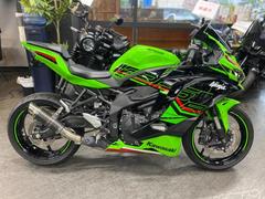 カワサキ　Ｎｉｎｊａ　ＺＸ−２５Ｒ　ＳＥ　ＫＲＴエディション　カスタムマフラー　スモークスクリーン