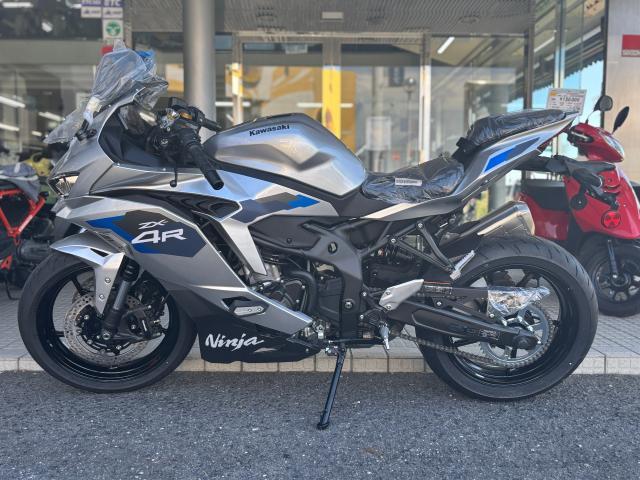 カワサキ Ninja ZX－4R SE 2027年モデル シルバー 新車