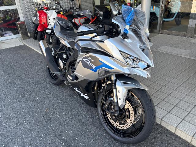カワサキ Ninja ZX－4R SE 2027年モデル シルバー 新車