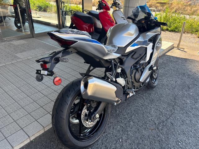 カワサキ Ninja ZX－4R SE 2027年モデル シルバー 新車