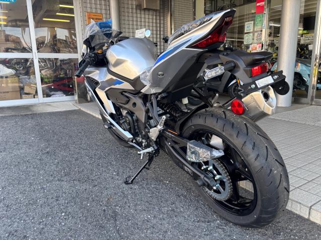 カワサキ Ninja ZX－4R SE 2027年モデル シルバー 新車