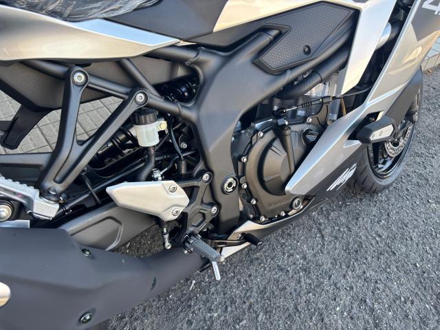カワサキ Ninja ZX－4R SE 2027年モデル シルバー 新車