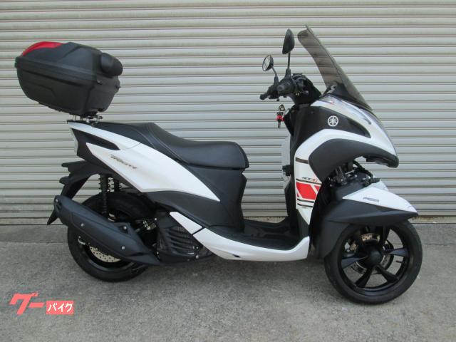 トリシティ１２５　ワンオーナー車１５８６ｋｍ　ロングスクリーン　リアボックス付き