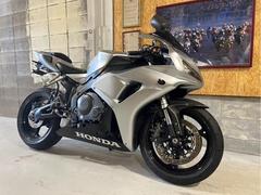 ホンダ　ＣＢＲ１０００ＲＲ　２００７年式　ＳＣ５７後期型　スリップオンマフラー　ベビーフェイスバックステップ　カーボンフロントフェンダー