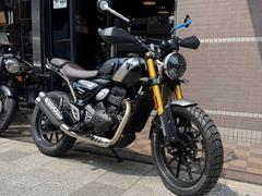 ＴＲＩＵＭＰＨ　スクランブラー４００Ｘ　ファントムブラック／ストームグレイ　登録済未使用車