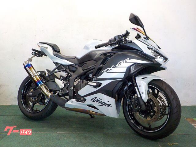 ニンジャＺＸ−４Ｒ　ワンオーナー　２０２５年式モデル　ＥＴＣ２．０　ＷＲＳ製マフラー　スクリーンカスタム　ワイヤレス充電スマホホル