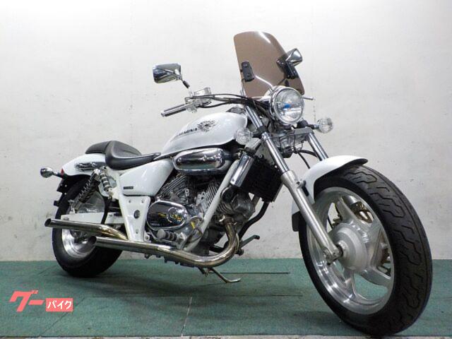 Ｖ−ＴＷＩＮ　ＭＡＧＮＡ　２００５年式モデル　スクリーンカスタム　マフラーカスタム　オールホワイト　アメリカンスタイル