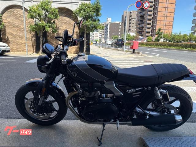 TRIUMPH スピードツイン900 ファントムブラック新車展示中