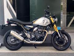 ＴＲＩＵＭＰＨ　スピード４００　２０２６年モデル新色　パールメタリックホワイト／ファントムブラック