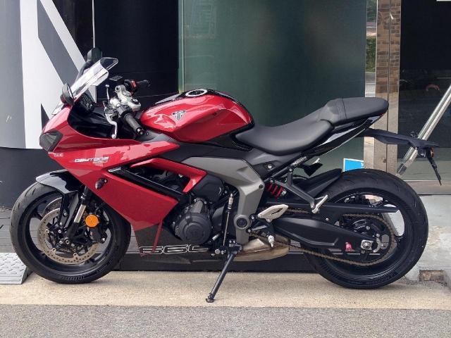 デイトナ660 クイックシフター エンジンカバー スタンドボビン