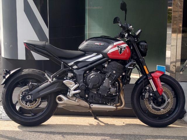 トライデント660 クイックシフター クルーズコントロール標準装備 シーケンシャルウィンカー エンジンカバー付