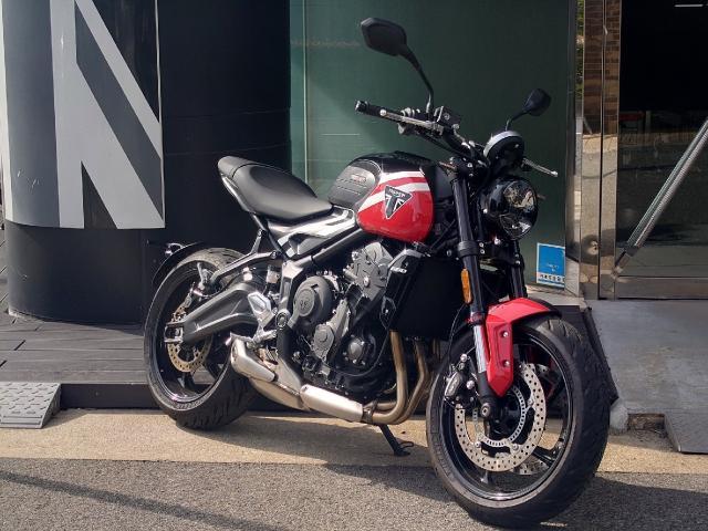 トライデント660 クイックシフター クルーズコントロール標準装備 シーケンシャルウィンカー エンジンカバー付