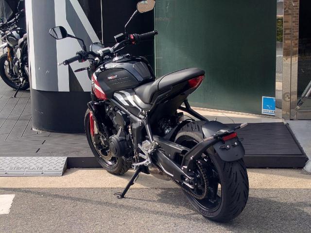 トライデント660 クイックシフター クルーズコントロール標準装備 シーケンシャルウィンカー エンジンカバー付