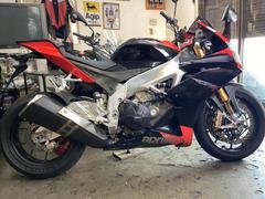 ａｐｒｉｌｉａ　ＲＳＶ４ファクトリー　ＡＰＲＣ　ヨーロッパ仕様フルパワー　前後オーリンズ　ＥＴＣ　ＵＳＢ　ナビホルダー