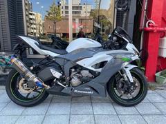 カワサキ　Ｎｉｎｊａ　ＺＸ−６Ｒホワイトｘグレー　ＢＥＥＴマフラー　フェンダーレス　ＵＳＢ　ゼログラビティスクリーン